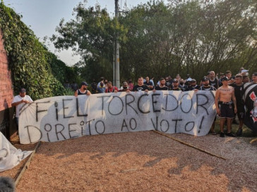 Torcida do Corinthians protesta no CT Joaquim Grava