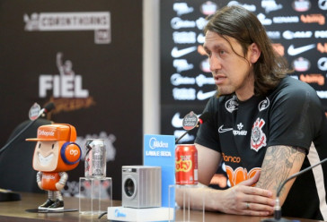 Arqueiro C�ssio concede coletiva no CT Joaquim Grava no dia do �ltimo treino antes do cl�ssico