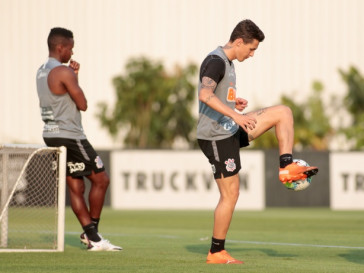 Cazares e Vital no �ltimo treino do Corinthians antes do jogo contra o Santos