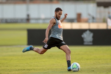 Everaldo no �ltimo treino do Corinthians antes do jogo contra o Santos