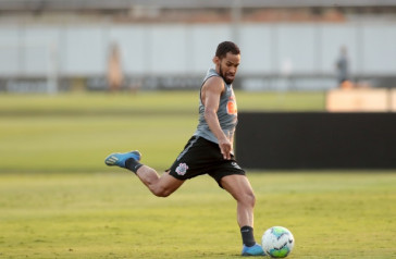 Everaldo no �ltimo treino do Corinthians antes do jogo contra o Santos