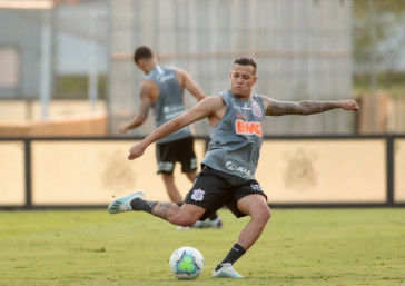 Lateral Sidcley no �ltimo treino do Corinthians antes do jogo contra o Santos