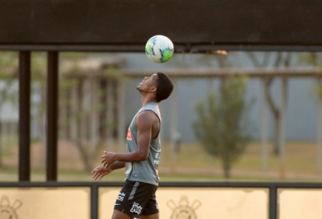 L�o Natel no �ltimo treino do Corinthians antes do jogo contra o Santos