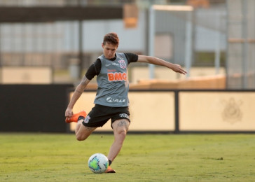 Mateus Vital no �ltimo treino do Corinthians antes do jogo contra o Santos