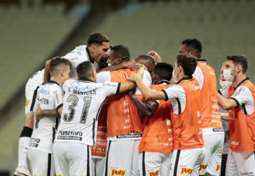 Jogadores do Corinthians comemorando gol contra o Cear�