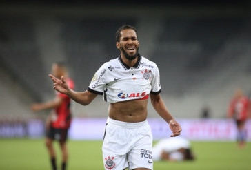 Everaldo marca o gol salvador que deu a vit�ria para o Tim�o sobre o Athletico-PR