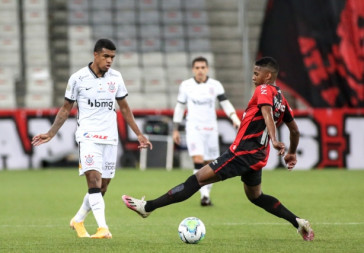L�o Natel no jogo contra o Athletico-PR, pelo Campeonato Brasileiro