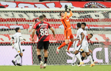 Walter faz defesa no jogo contra o Athletico-PR, pelo Campeonato Brasileiro