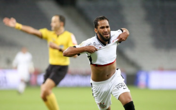 Everaldo comemorando seu gol contra o Athletico-PR, pelo Brasileiro