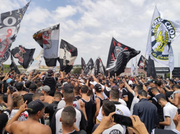 Torcedores lotaram a porta do CT Joaquim Grava