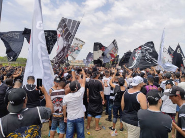 Torcedores lotaram a porta do CT Joaquim Grava neste domingo