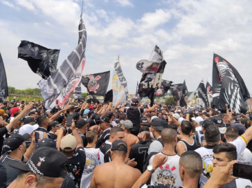 Torcedores lotaram a porta do Joaquim Grava neste domingo