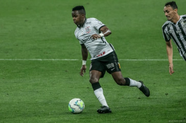 Cazares ainda trabalha a parte física para conseguir atuar por 90 minutos
