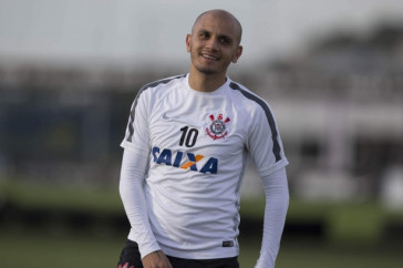 Fábio Santos foi campeão mundial pelo Corinthians e faz sua segunda passagem no clube