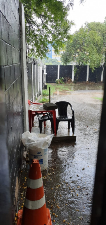 Mesa e cadeira onde normalmente fica a fiscalização para entrada no Parque São Jorge