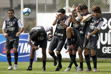 William Morais, segundo da direita à esquerda na barreira, conviveu com estrelas como Ronaldo e Roberto Carlos no Corinthians de 2010