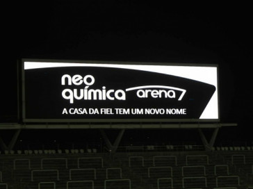 Logo marca está no entorno do gramado e do estádio