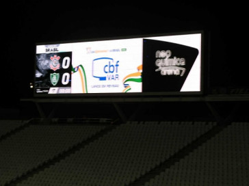 Logo marca está no entorno do gramado e do estádio