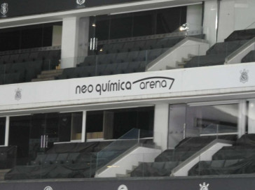 Logo marca est no entorno do gramado e do estdio