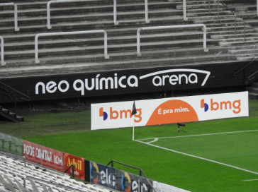 Logo marca está no entorno do gramado