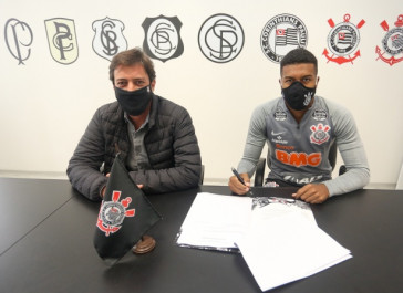Léo Natel foi um dos 11 contratados pelo Corinthians em 2020; ao lado, Duílio Monteiro Alves, ex-diretor de futebol, que será um dos candidatos à presidência