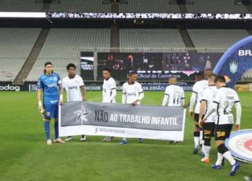 Corinthianos entrando em campo no duelo contra o Internacional