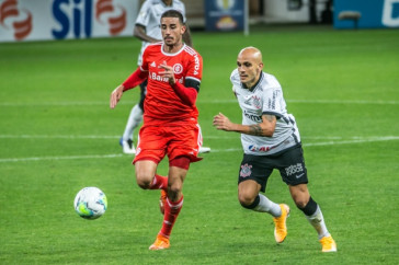 F�bio Santos no jogo contra o Internacional, pelo Brasileir�o, na Neo Qu�mica Arena