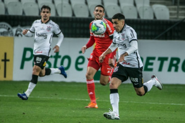 Fagner e Gabriel no jogo contra o Internacional, pelo Brasileir�o, na Neo Qu�mica Arena