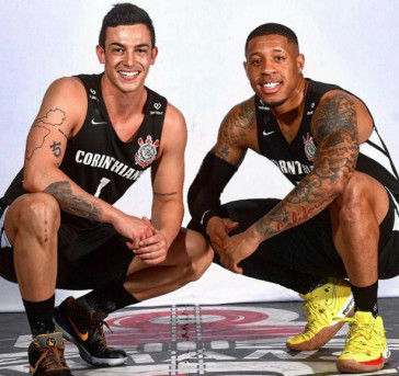 Fischer e Fuller so os nicos remanescentes da ltima temporada da equipe de basquete do Corinthians