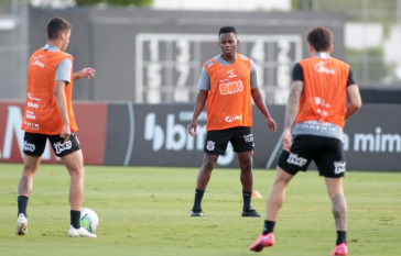 Cazares no primeiro treino do Corinthians ap�s empate contra o Gr�mio