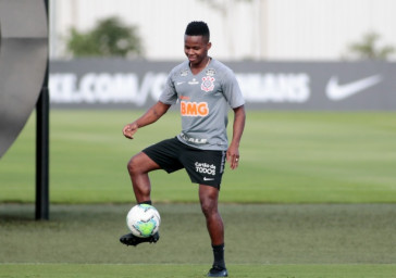 Cazares no primeiro treino do Corinthians ap�s empate contra o Gr�mio