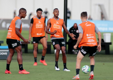 Elenco no primeiro treino do Corinthians ap�s empate contra o Gr�mio