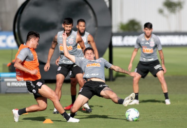 Elenco no primeiro treino do Corinthians ap�s empate contra o Gr�mio