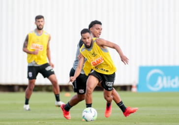 Everaldo no primeiro treino do Corinthians ap�s empate contra o Gr�mio