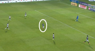 Xavier emulando um terceiro zagueiro na saída de bola