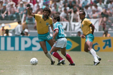 Scrates atuando pelo Brasil na Copa do Mundo de 1986