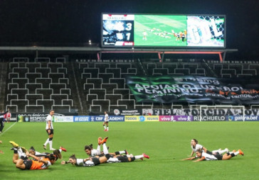 Elenco comemorando o terceiro gol da deciso na Arena