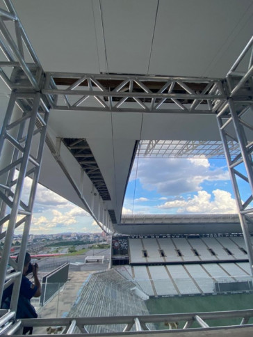 Tirolesa ficará instalada entre os setores Oeste e Leste do estádio, passando por cima da Norte