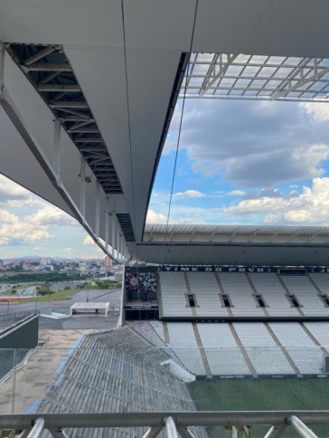 Tirolesa ficará instalada entre os setores Oeste e Leste do estádio, passando por cima da Norte