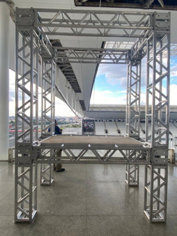 Tirolesa ficará instalada entre os setores Oeste e Leste do estádio, passando por cima da Norte