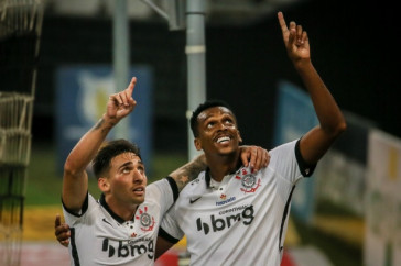 J� e Gustavo Silva comemoram o gol do Corinthians contra o Fluminense