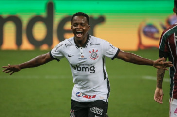 Cazares comemora seu gol contra o Fluminense