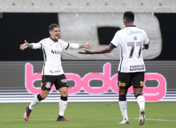 Fagner e J� durante comemora��o do gol do Corinthians