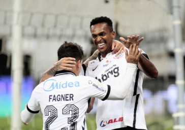 J� e Fagner durante a comemora��o do primeiro gol do Corinthians
