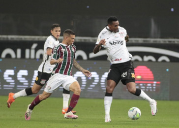 J� em disputa de bola no jogo contra o Fluminense
