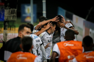 J sendo abraado aps abrir o placar para o Corinthians contra o Fluminense