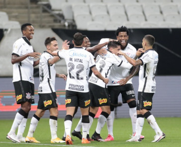 Jogadores do Corinthians durante comemora��o de um dos gols na goleada contra o Fluminense