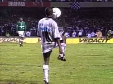 Edlson provocando os jogadores do Palmeiras no Paulisto de 1999