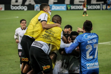 Elenco comemora gol de Gustavo Silva sobre o Sport, pelo Brasileir�o, na Neo Qu�mica Arena