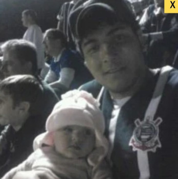 Flávio e sua filha em Mogi, no ano de 2013, assistindo a partida contra o Bahia